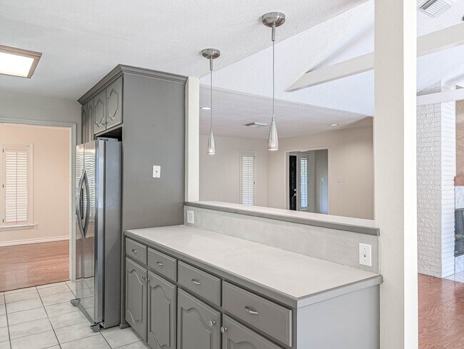 Building Photo - 10631 Del Monte Dr