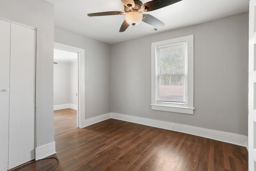 Building Photo - 1023 W 37th St