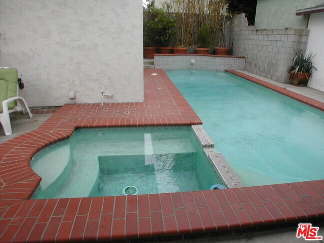 Building Photo - 522 N Edinburgh Ave