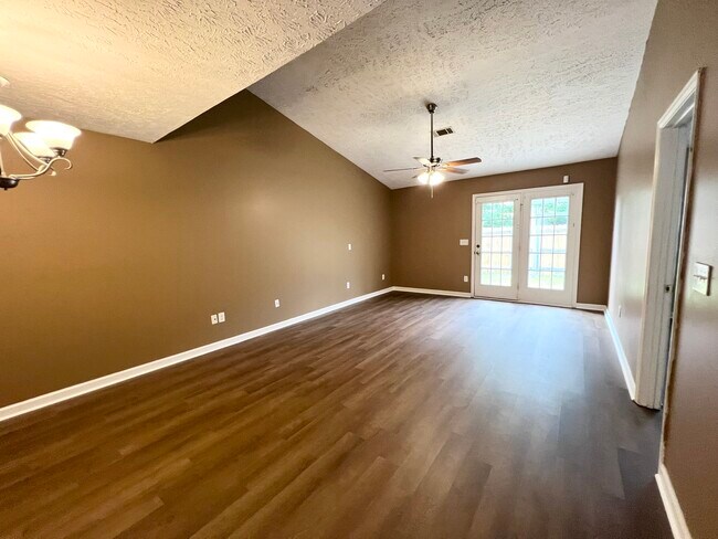 Building Photo - 623 Belle Court