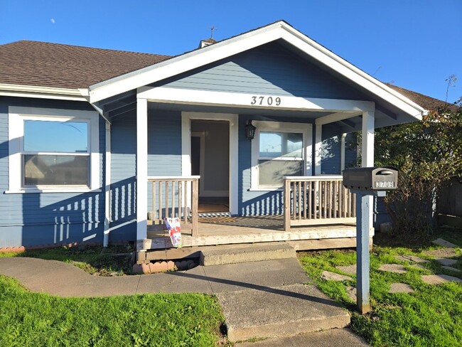 Building Photo - 3-bedroom pet-friendly South-Eureka home f...