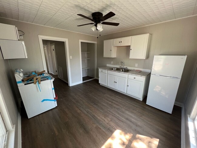 Building Photo - Duplex *upstairs* Leasing Special Available*