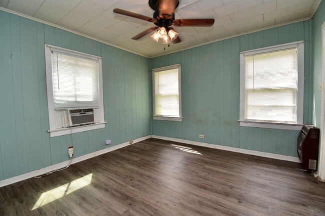 Building Photo - Walking Distance to LA Tech!