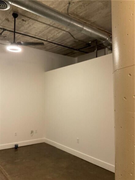 Building Photo - 881 Memorial Dr SE