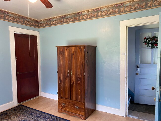 Building Photo - 1259 Queen St