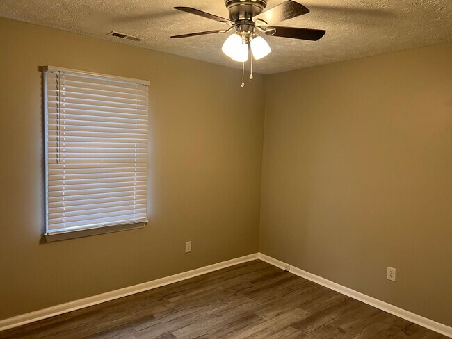 Building Photo - 2 bedroom duplex for rent - Available Now