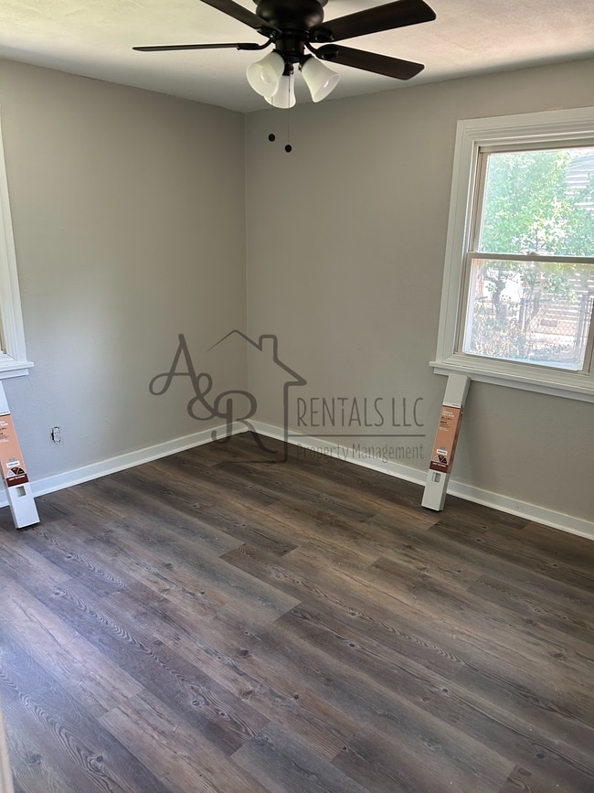 Building Photo - 484 Fieldcrest Dr