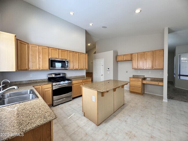 Building Photo - 673 S Peppertree Dr