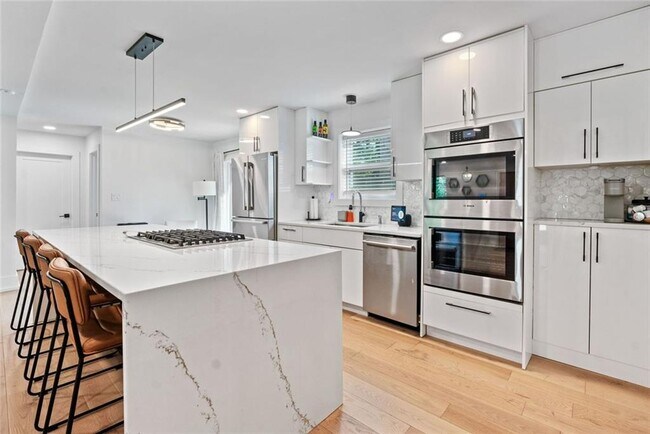 Building Photo - 320 Kelso Dr SW