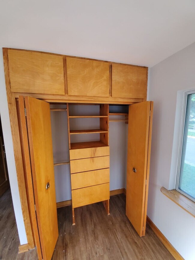 Building Photo - Updated 2 Bedroom + Den House in Downtown Madison!