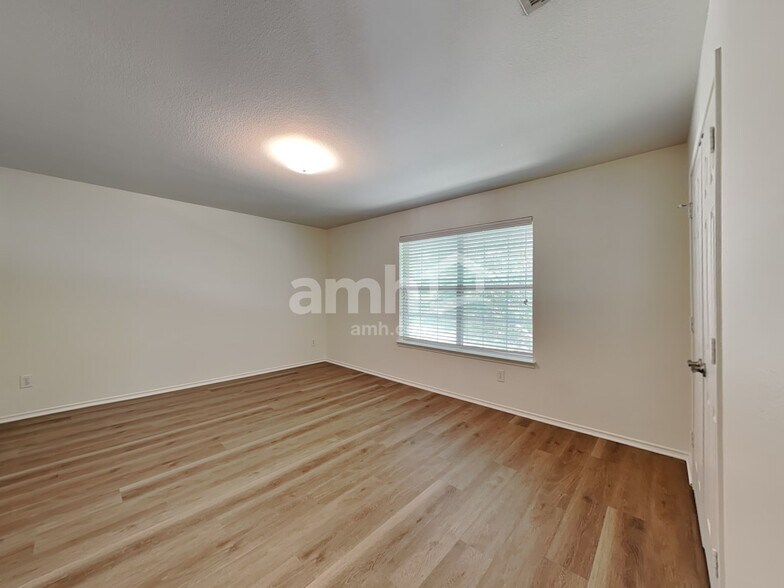 Building Photo - 101 Foxtail Ct