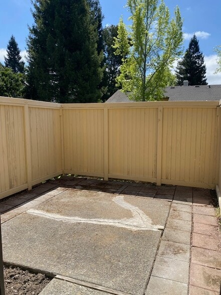 Building Photo - 1404 Woodlake Dr