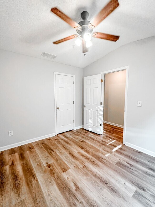 Building Photo - Large townhome in great Canton location
