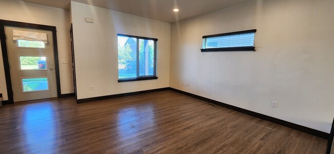 Building Photo - 1002 Rosa Way
