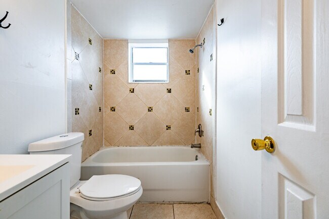 Building Photo - Bright & Modern 1-Bedroom Apartment in Pri...
