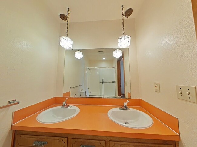 Building Photo - 4 Bedroom House ~ Albany