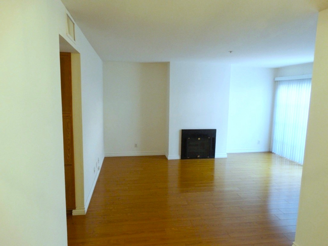 Building Photo - 143 S Hayworth Ave
