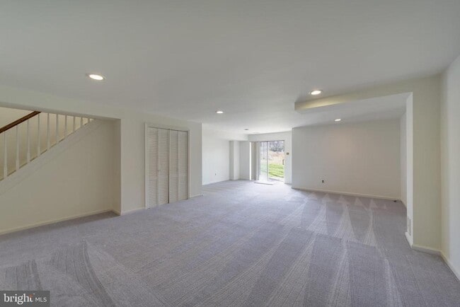 Building Photo - 10 Liberte Ln