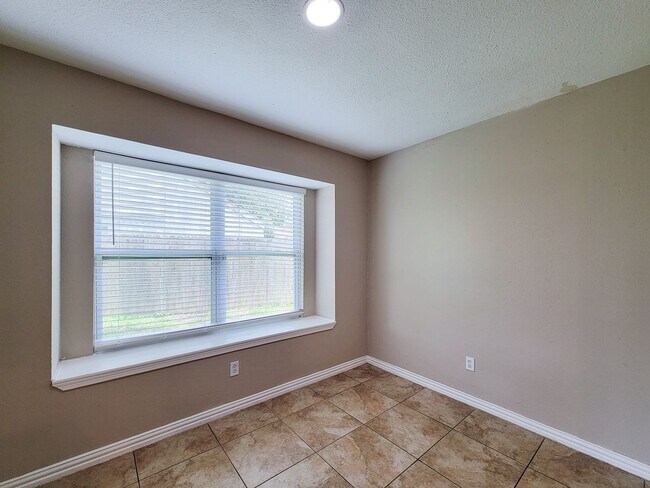 Building Photo - BEAUTIFUL 3 BEDROOM 2 BATH UPDATED HOME WI...