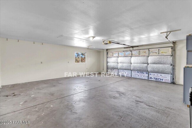 Building Photo - 2490 W Glenshandra Dr