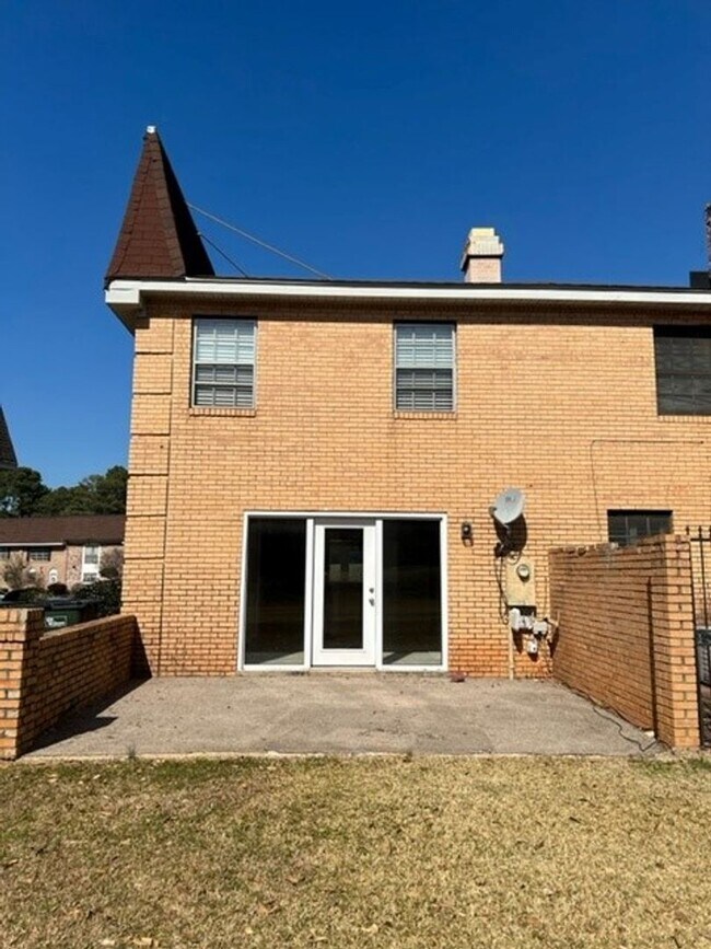 Building Photo - 165 Fox Run