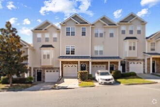 Building Photo - Spacious 3-Bedroom Townhome in Ganyard Farm