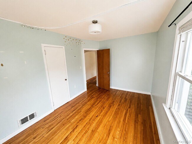 Building Photo - 17 Greenview Ave
