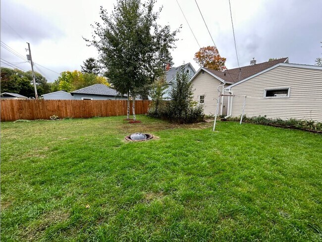 Building Photo - 1012 S 4th Ave