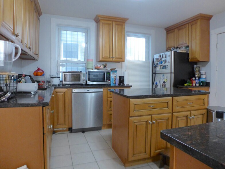 Building Photo - 17 Eldora St