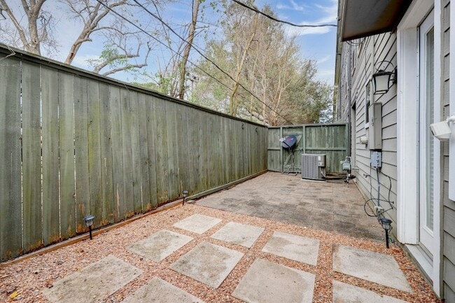 Building Photo - 8906 Lakeshore Bend Dr