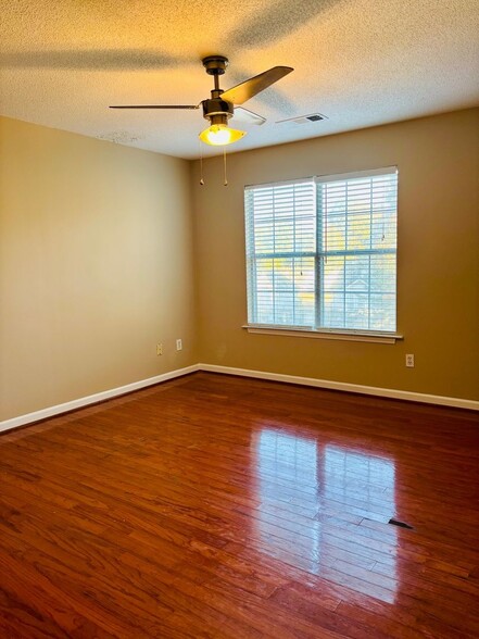 Building Photo - 415 Plantation Ct