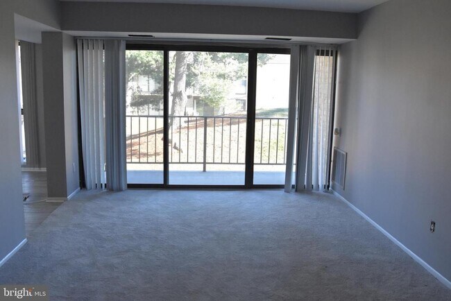 Building Photo - 2050 Royal Fern Ct