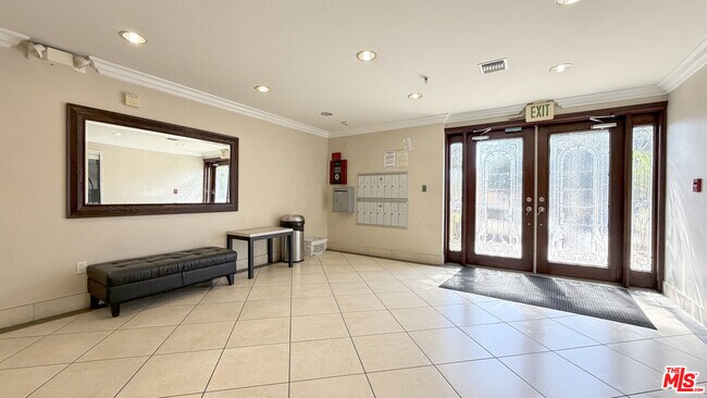 Building Photo - 956 S Wilton Pl