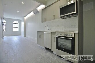 Building Photo - Modern New Studio in Bushwick!