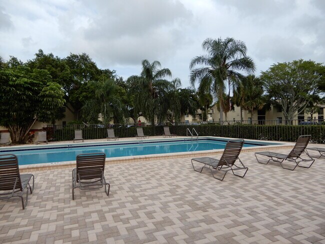 Building Photo - 6585 Somerset Dr
