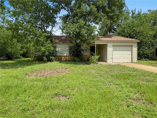 Building Photo - 703 Cherry St