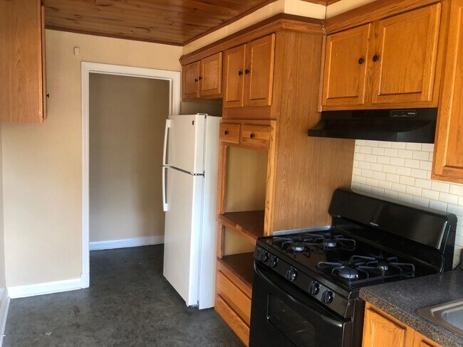 Building Photo - 3 BDRM 1.5 BTH in Baltimore City Sinclair Ln