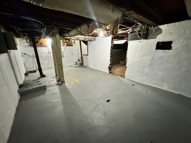 Building Photo - 4 Bedroom House