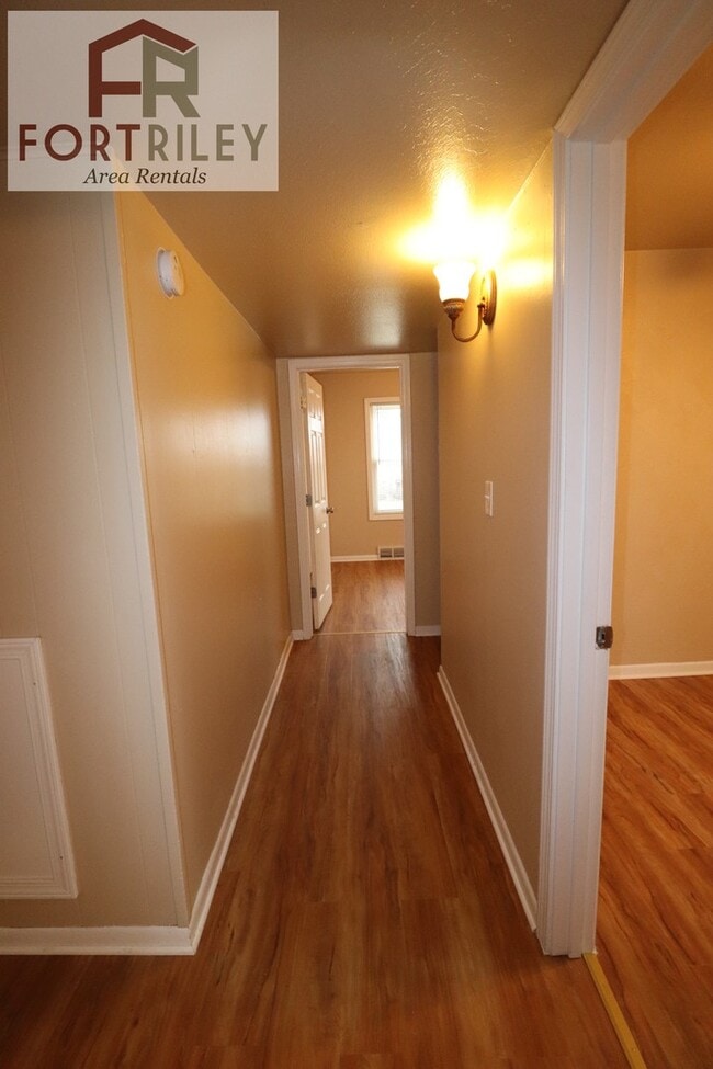 Building Photo - Spacious rental home!