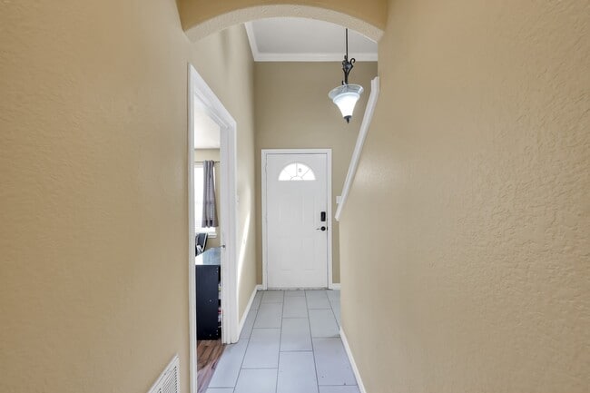 Building Photo - 125 Pine St