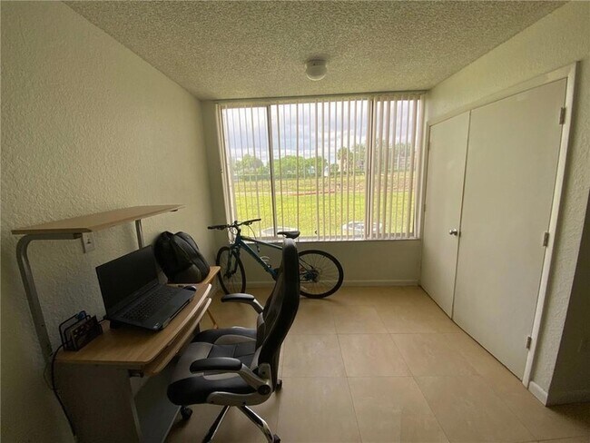 Building Photo - 2841 N Oakland Forest Dr