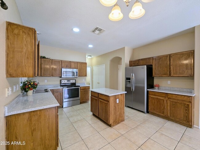 Building Photo - 8861 W Paradise Dr