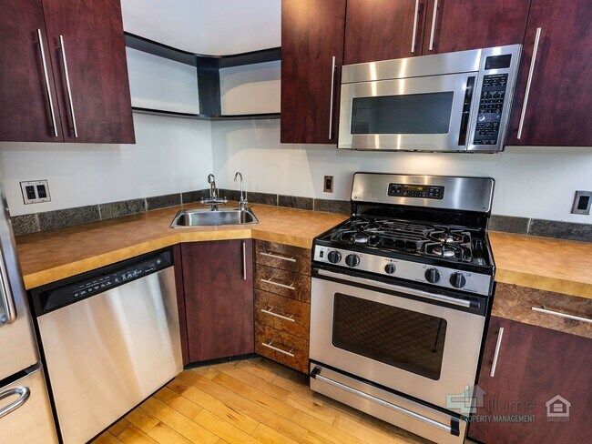 Building Photo - Stylish Urban Studio in the Heart of Downtown Portland