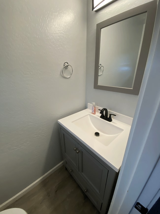 Building Photo - 330 S Farmer Ave