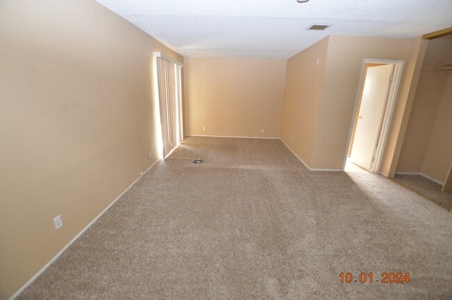 Building Photo - 2805 Kings Way