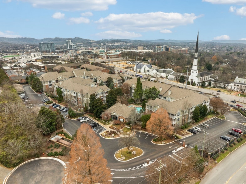 Building Photo - 2025 Woodmont Blvd