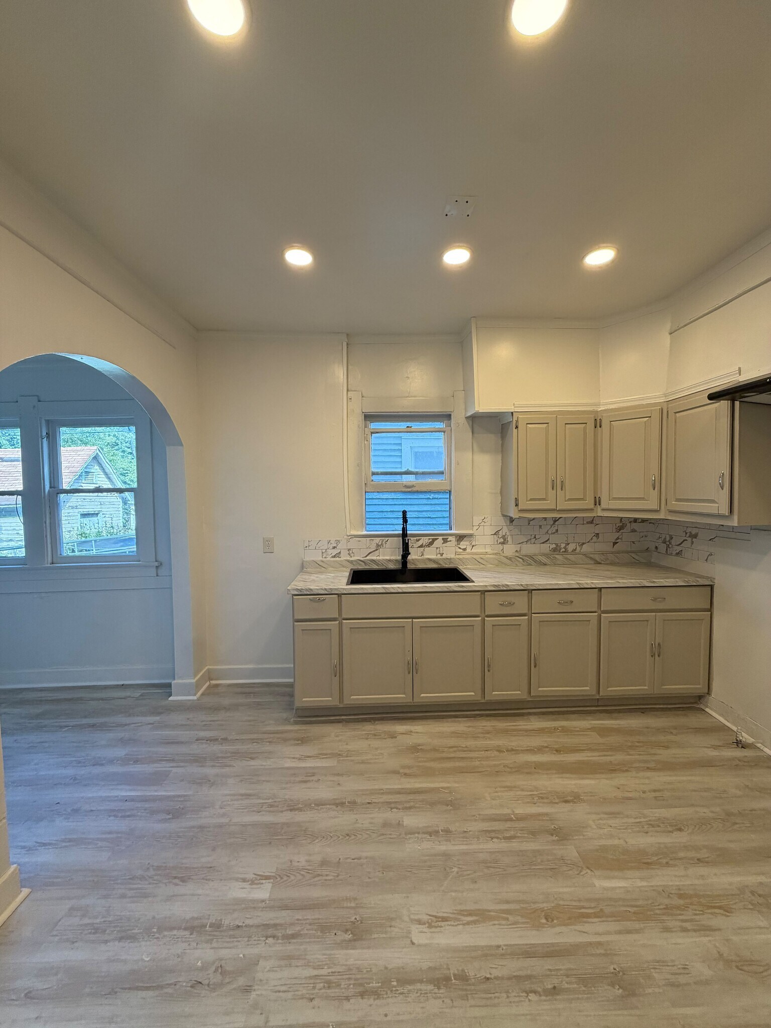 Building Photo - 3337 Parkwood Ave