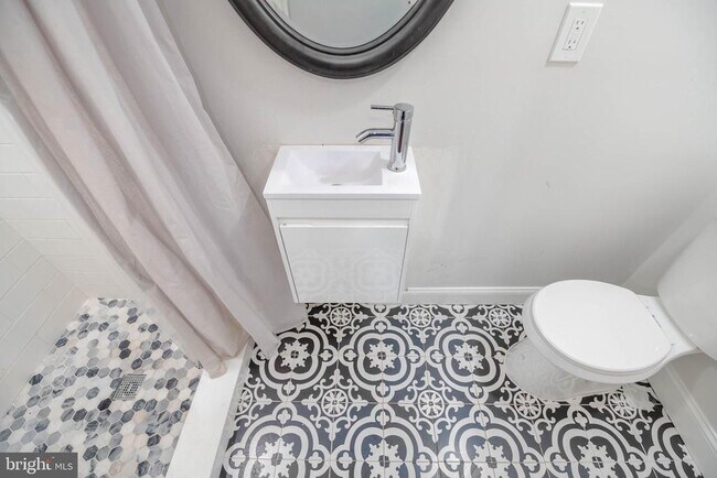 Building Photo - 508 N Linwood Ave