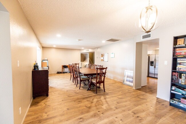 Building Photo - 6 Bedroom 3.5 Bathroom Tri-Level Home In Tempe close to ASU