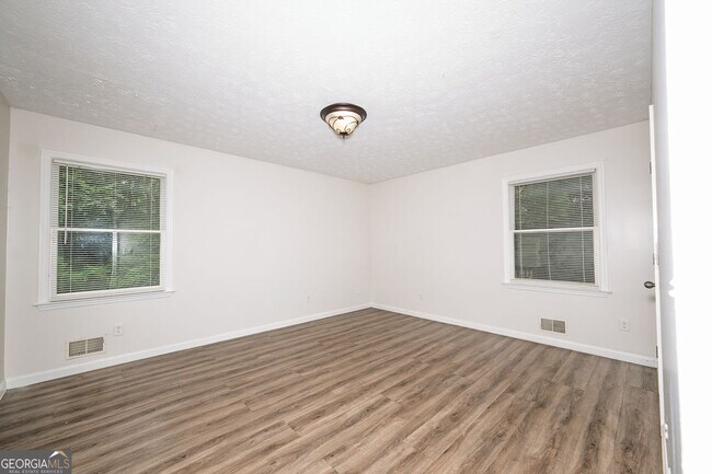 Building Photo - 2100 Whitebluff Way NE